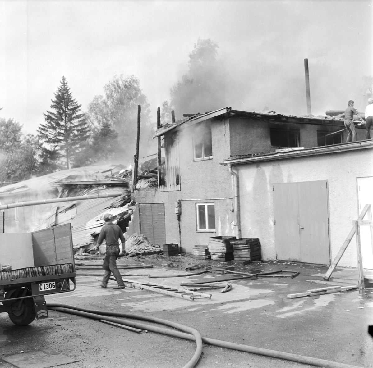 Våldsam brand vid Österlövsta Lådfabrik, Åkerby, Uppland, augusti 1972