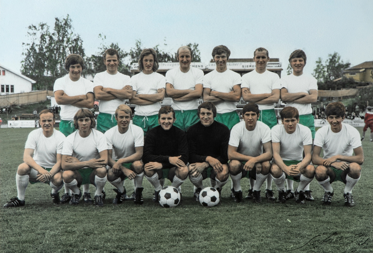 Hamar, Briskeby gressbane, Hamarkameratane, HamKam, fotballspillere, gruppefoto av fotballlaget 1971. Bak fra venstre: Lars Geir Andreassen, Edgar Malman, Tom Jacobsen, Finn Thorsen, Leif Hagelund, Knut Amundsen og Ståle Ruud. Foran fra venstre: Terje Skaugerud, Atle Hellesø, Kjell Haakonsen, Hans Glorvigen, Tore Antonsen, Kai Nyland, Stein Karlsen og Trond Ellefsen.