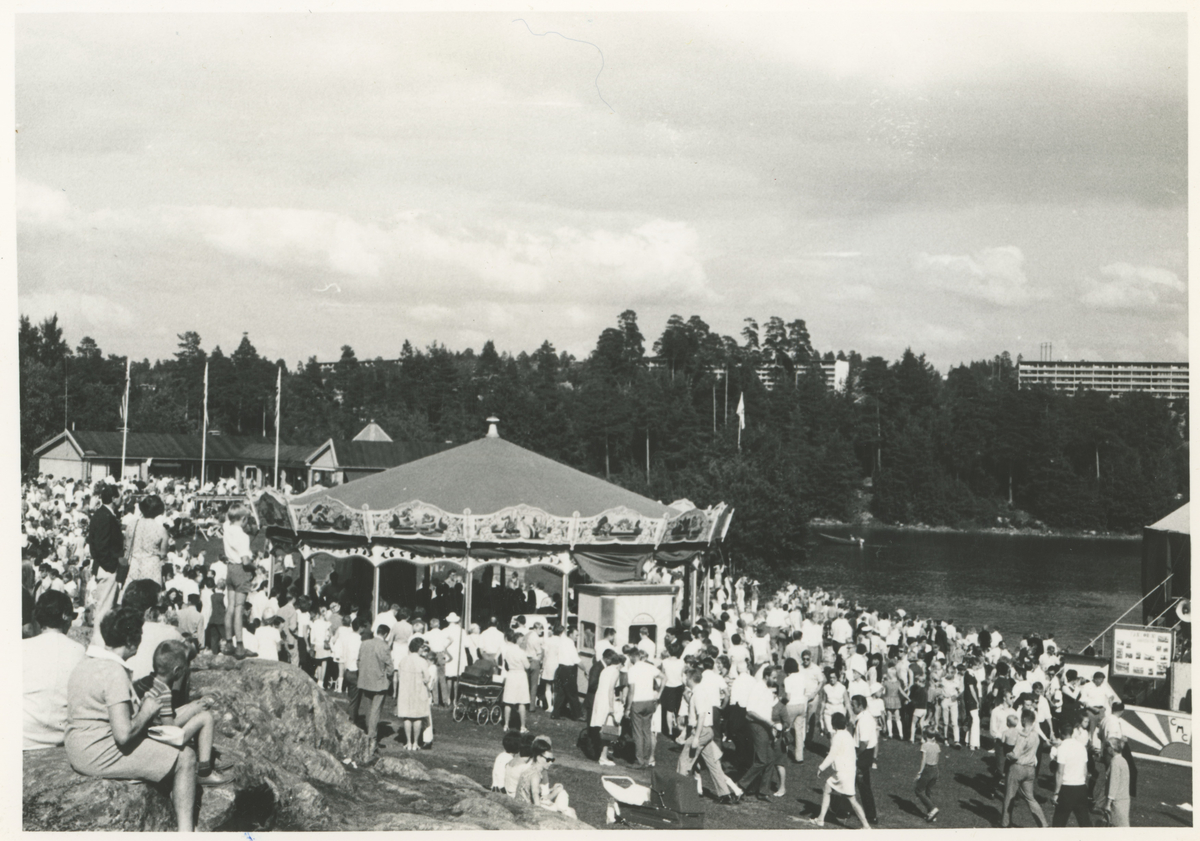Fra byjubileet i 1970.
To bilder fra messe i Nesparken.