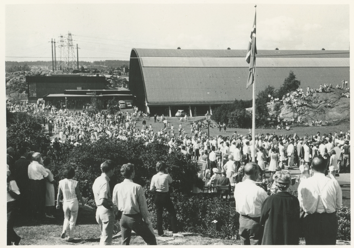 Fra byjubileet i 1970.
To bilder fra messe i Nesparken.