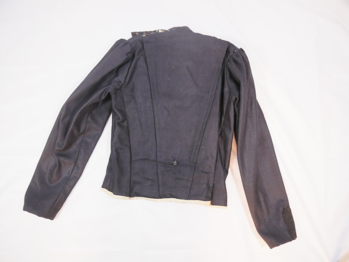 Frå Bunadsnemnda i Sunnfjord Ungdomslag, registrering i 1992: 

Underhekting midt framme, skeiv hekting i venstre sida og ved venstre skulder. 
To innsnitt framme, sidedaum litt langt bak og svinga ryggsaum noko til sides, mot sidesaumen. 

Foret er sydd til stoffstykka og sydd i hop saman med dei. Tosaums-erme med rynka ermetopp. Skodning av foret bretta rundt nedekant av trøya, og kasta til på vranga. Halslinning er ca. 3,5 cm høg, formklipt. Midt framme er eit skrådd stykke med possement på yste kantane og innfelt eit rynka stk fløyel frå linninga og ned i livet.