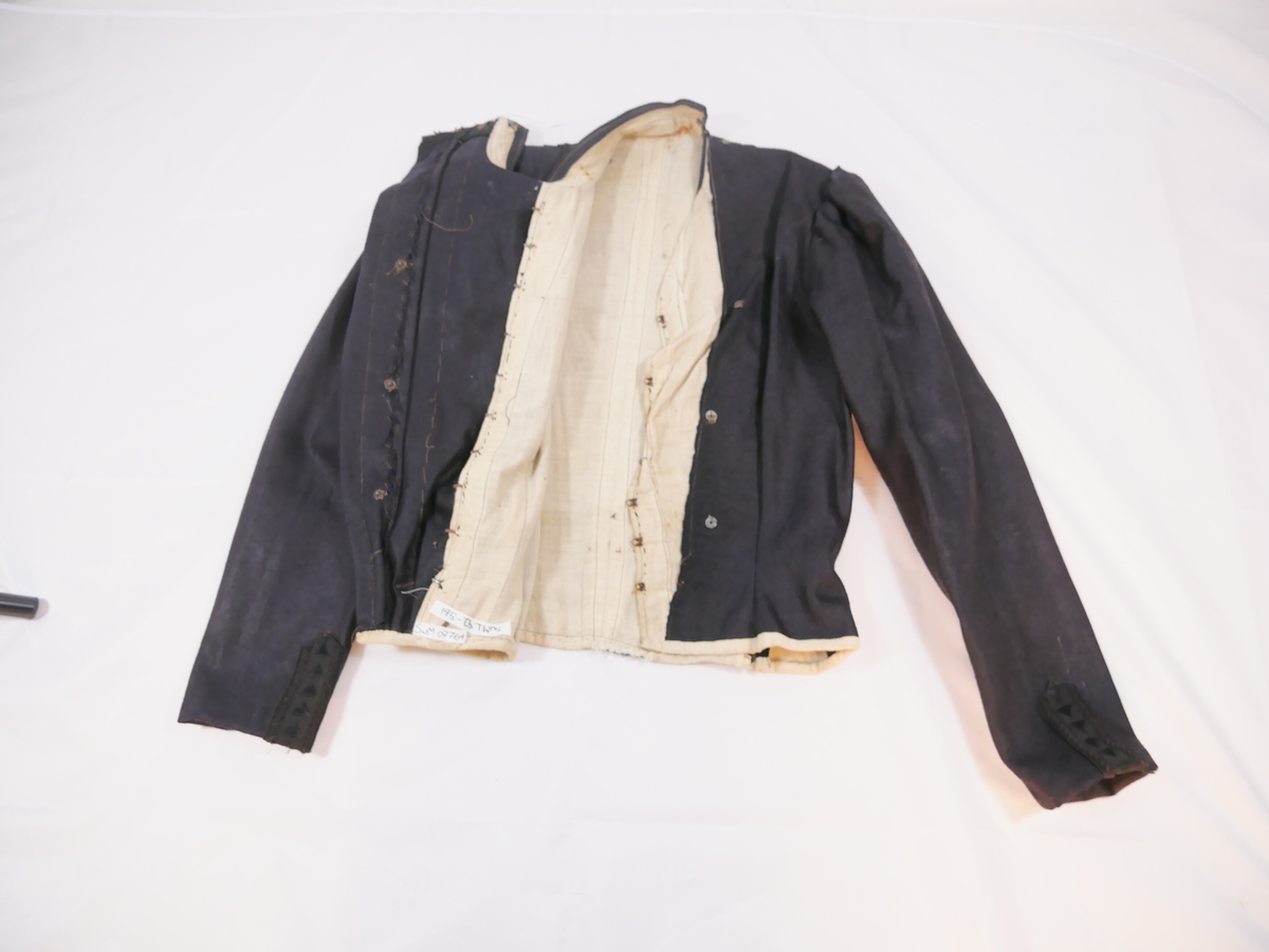 Frå Bunadsnemnda i Sunnfjord Ungdomslag, registrering i 1992: 

Underhekting midt framme, skeiv hekting i venstre sida og ved venstre skulder. 
To innsnitt framme, sidedaum litt langt bak og svinga ryggsaum noko til sides, mot sidesaumen. 

Foret er sydd til stoffstykka og sydd i hop saman med dei. Tosaums-erme med rynka ermetopp. Skodning av foret bretta rundt nedekant av trøya, og kasta til på vranga. Halslinning er ca. 3,5 cm høg, formklipt. Midt framme er eit skrådd stykke med possement på yste kantane og innfelt eit rynka stk fløyel frå linninga og ned i livet.