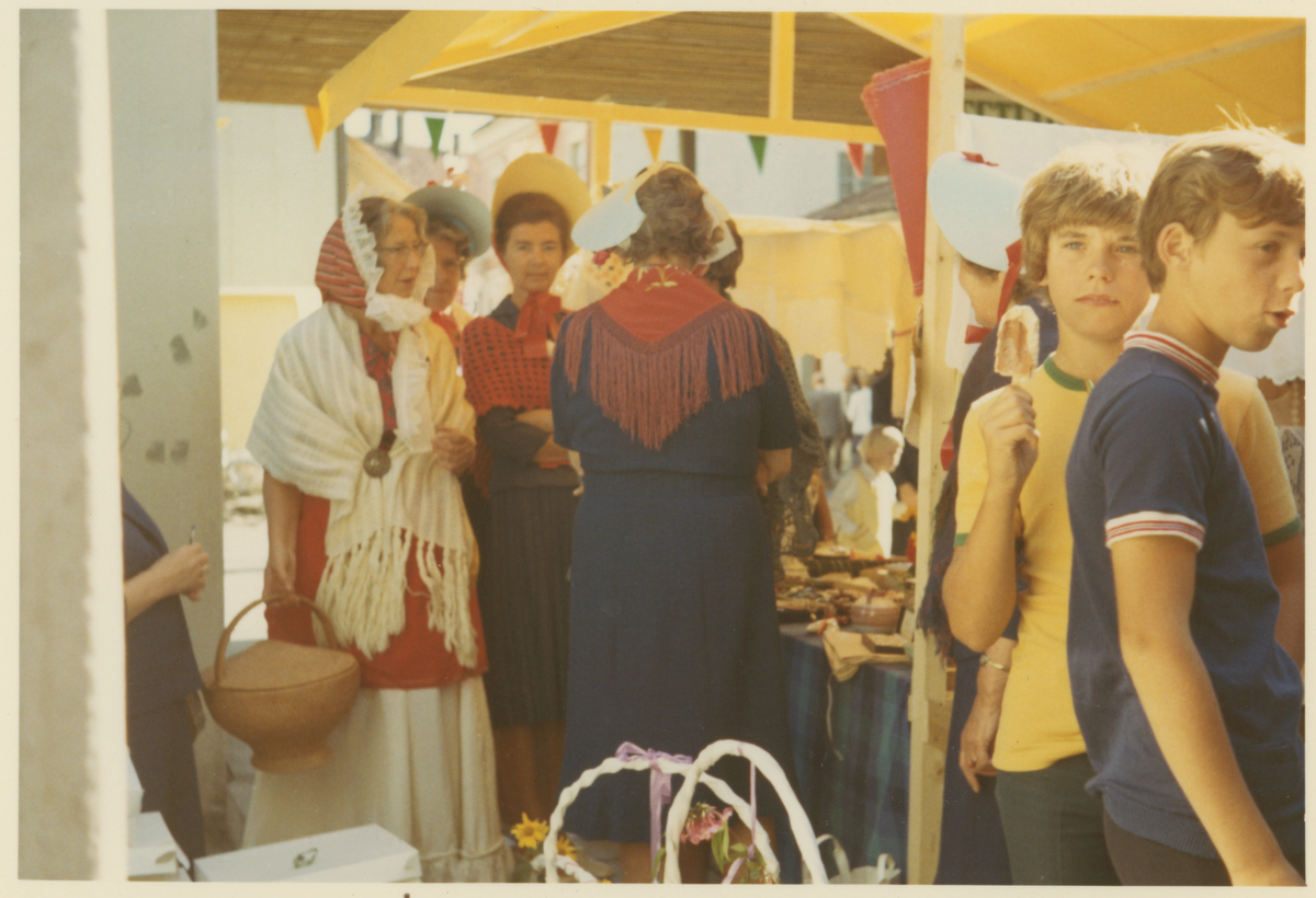 Fra byjubileet i 1970.
Markedsboder med folk ikledd gamle drakter.