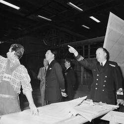 Ceremoni vid Nyb nr 435 Singaporeftg. NR1 i plastv.