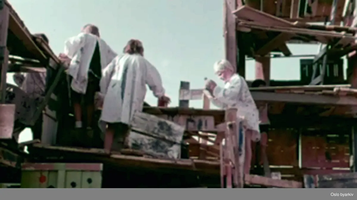 En film om hvordan det ikke skal mye til for å lage en spennende lekeplass hvor barn kan bruke farger og bygge plankehus.
