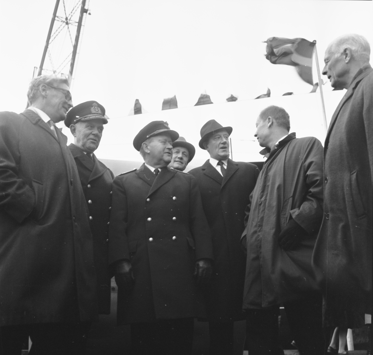Från vänster: Generaldirektör Erik Grafström, viceamiral Åke Lindemalm, ÖB general Torsten Rapp, generaldirektör Sten Wåhlin, direktör Johan Söderman, industriminister Krister Wickman och landshövding Thure Andersson vid sjösättningen av minfartyget HMS Älvsborg (M02) vid Karlskronavarvet.