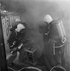 Övning med marinen och varvets brandkår