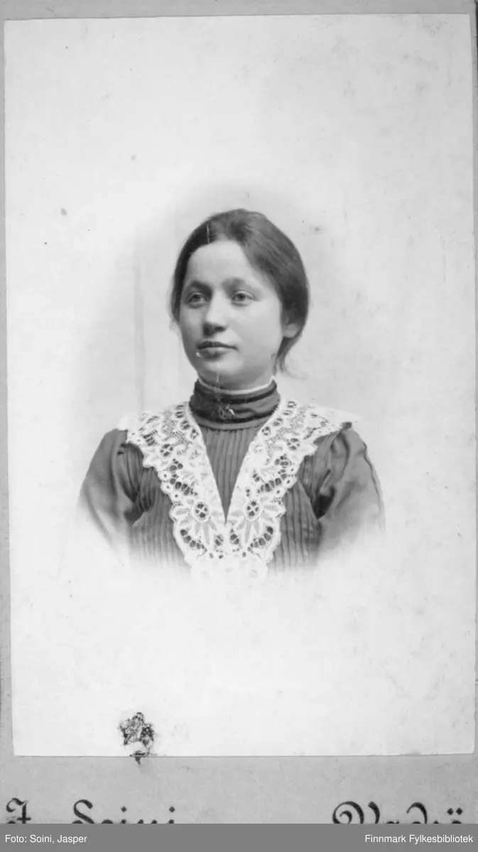 Visittkortportrett av en kvinne fotografert på fotoatelieret til Jasper Soini i begynnelsen av 1900-tallet, Vadsø.