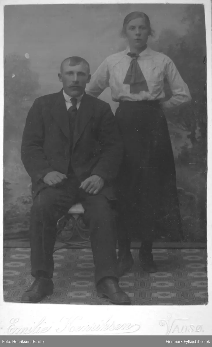 Visittkortportrett av en mann og en kvinne fotografert på fotoatelieret til Emilie Henriksen, Vadsø.