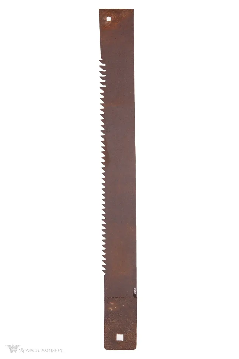 Valset og smidd sagblad for oppgangssag med 41 tenner. Et påklinket endestykke med et firkantet, gjennombrutt hull, og et som går i ett med sagbladet, med et rundt hull.
