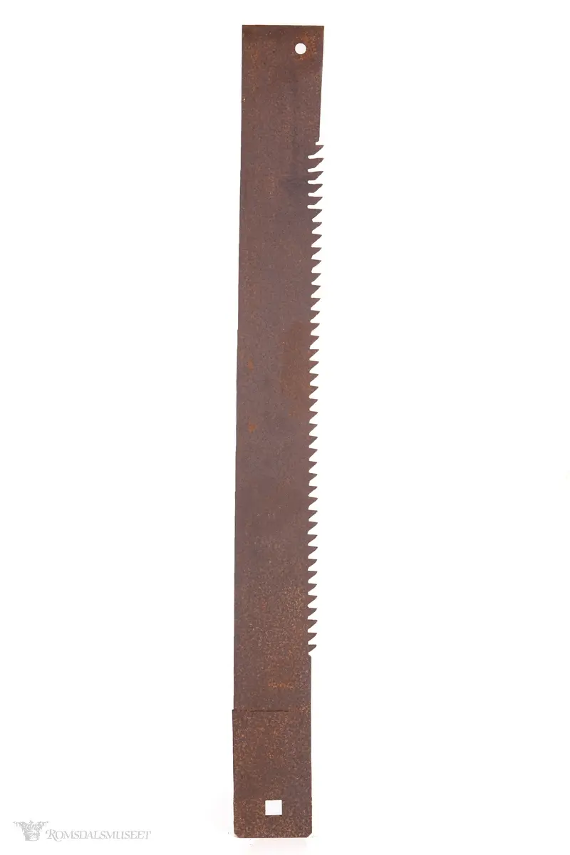 Valset og smidd sagblad for oppgangssag med 41 tenner. Et påklinket endestykke med et firkantet, gjennombrutt hull, og et som går i ett med sagbladet, med et rundt hull.