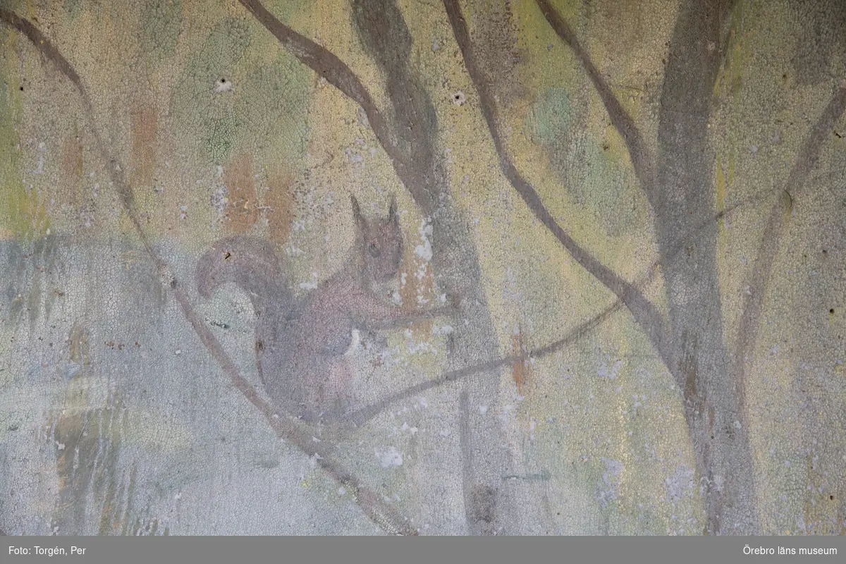 Dokumentation av väggmålningar utförda av konstnär Bror Drake af Hagelsrum. Målningarna har troligtvis sitt ursprung från en sommarstuga i närheten av Skattkärr i Värmland.