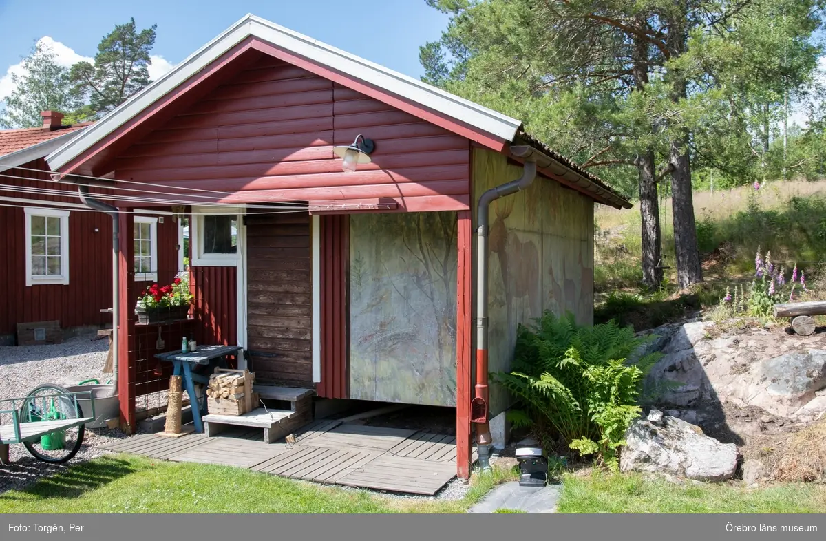 Dokumentation av väggmålningar utförda av konstnär Bror Drake af Hagelsrum. Målningarna har troligtvis sitt ursprung från en sommarstuga i närheten av Skattkärr i Värmland.