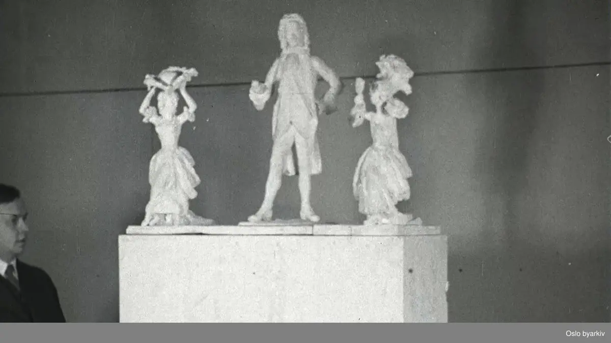 Komiteen bedømmer utkastene til Holberg monumentet slik de er stilt ut på kunstindustrimuseet. Dyre Vaa får første prisen.