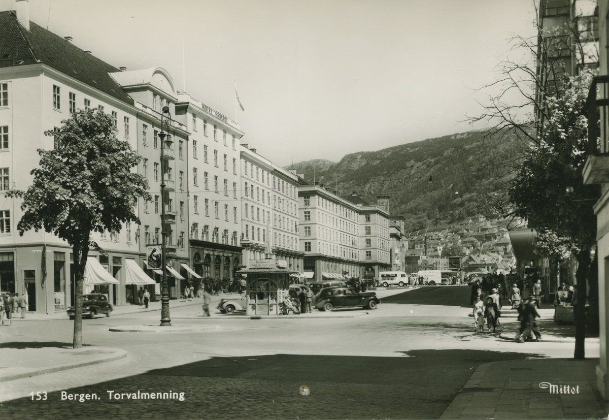 Bergen. Torgallmenningen, ca. 1950. Utgiver: Mittet & Co.