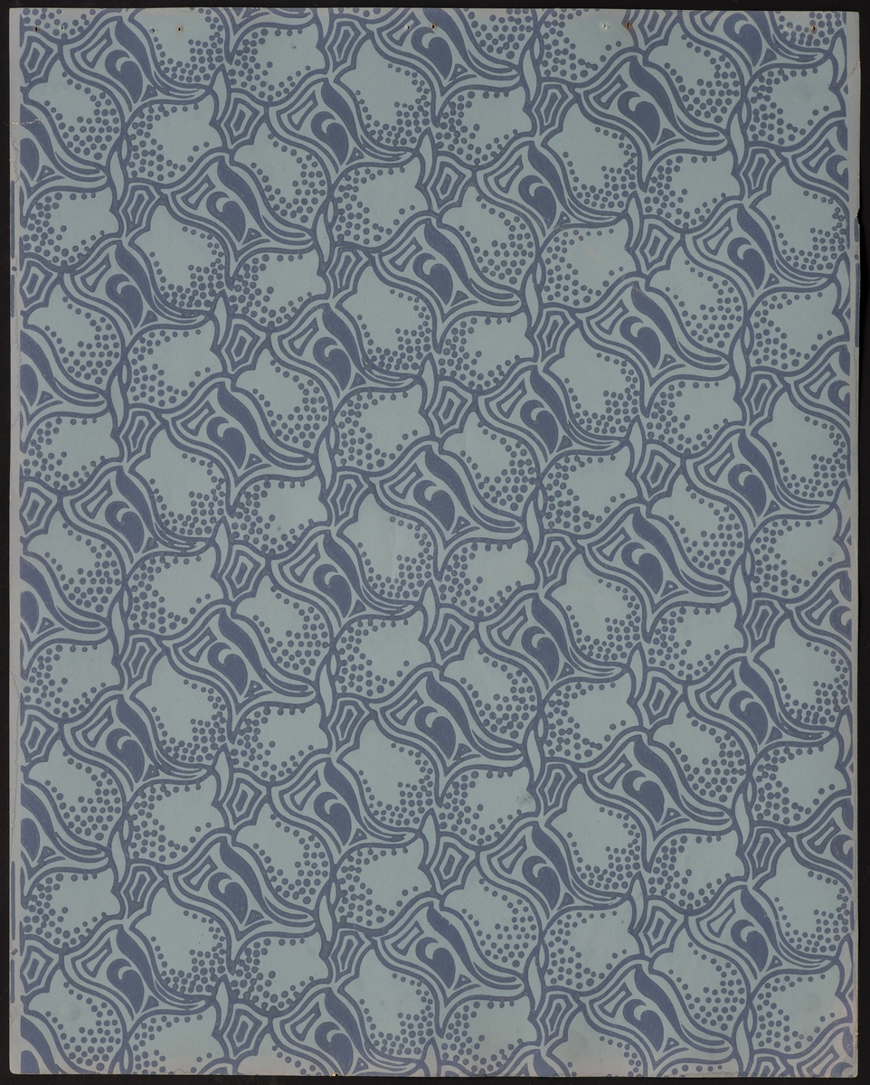 Tapetprøve med stilisert akeleiemønster.
