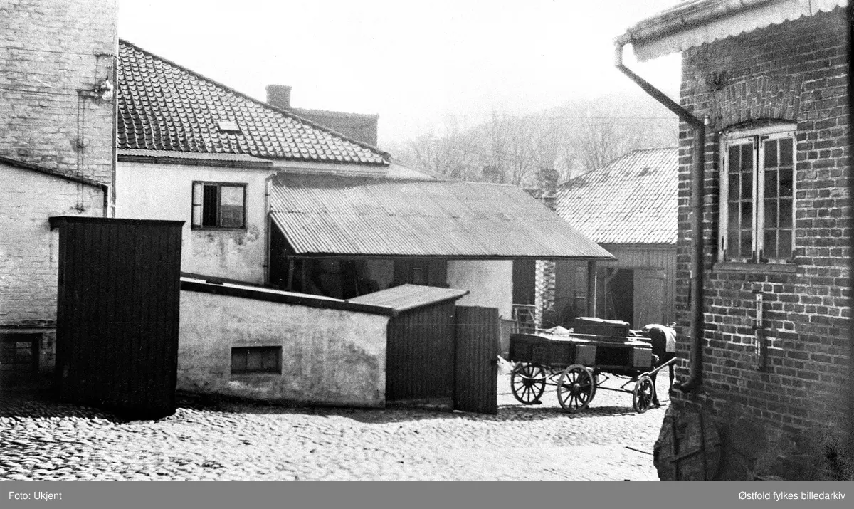 Haldens Bryggeri. Bryggerigården i Halden, ukjent datering.
Haldens Ølbryggeri fra 1886 til 1907, Haldens og Møllers Bryggerier fra 1907 til 1921, Haldens Bryggeri fra 1921 til 1960. Da ble Haldens Bryggeri slått sammen med Sarpsborg Bryggeri og produksjonen ble flyttet til Sarpsborg.