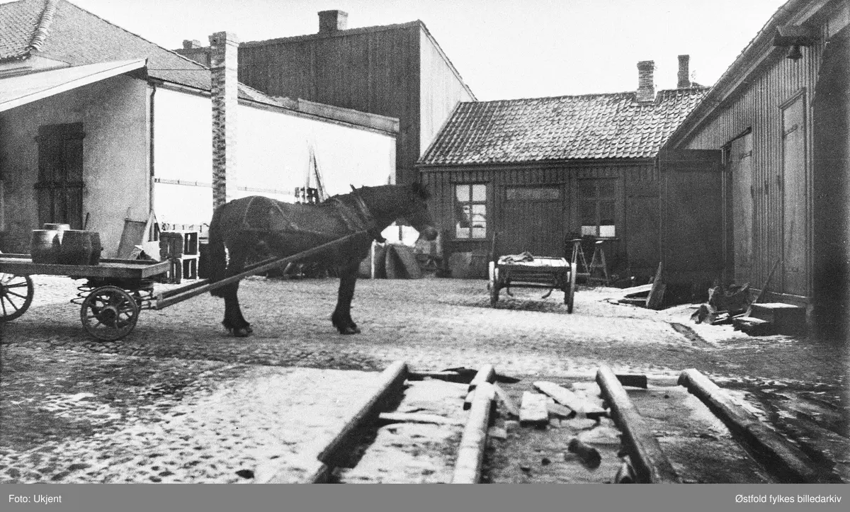Haldens Bryggeri. Bryggerigården i Halden, ukjent datering.
Haldens Ølbryggeri fra 1886 til 1907, Haldens og Møllers Bryggerier fra 1907 til 1921, Haldens Bryggeri fra 1921 til 1960. Da ble Haldens Bryggeri slått sammen med Sarpsborg Bryggeri og produksjonen ble flyttet til Sarpsborg.