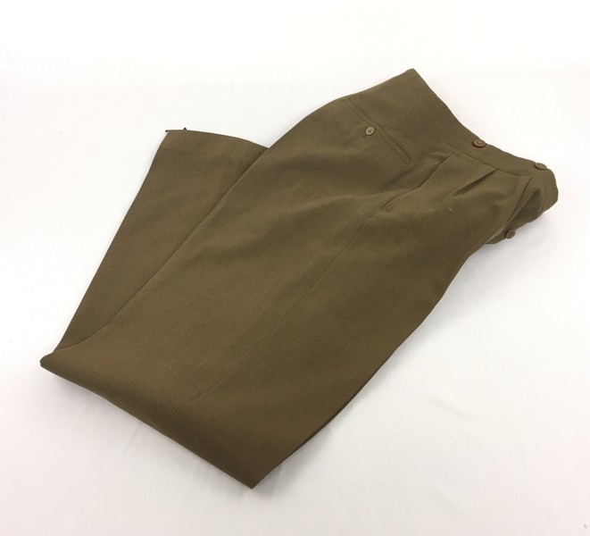 Uniformsbukse med knappar i gylfen.