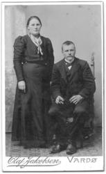 Visittkortportrett av en kvinne og en mann, fotografert i Ol