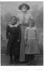 Et visittkortportrett av to jenter og en ung dame, fotografe