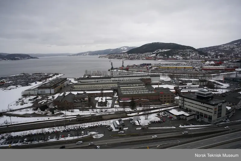 Dronefoto mot sør av National Industri / ABB fabrikkanlegg på Brakerøya, Drammen