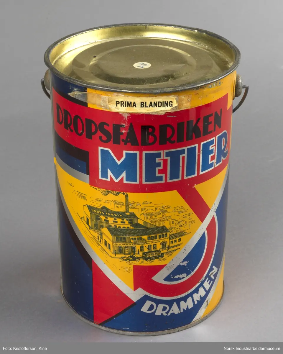 Dropsspann fra Dropsfabrikken Metier i Drammen med lokk og håndtak. Logo er trykket på selve spannet
