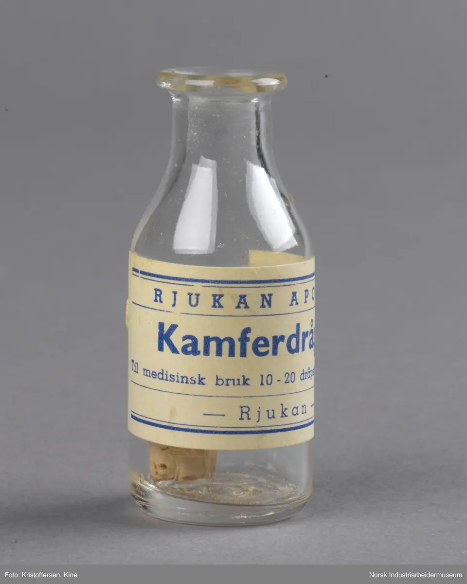 Glassflaske i klart glass med kork for kamferdråper fra Rjukan apotek