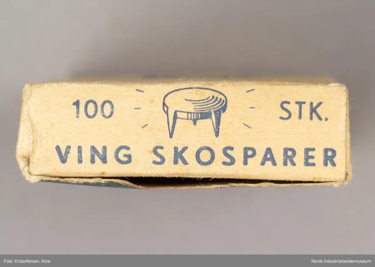 Ving skosparer i original eske. Runde med tre tagger eller tenner.