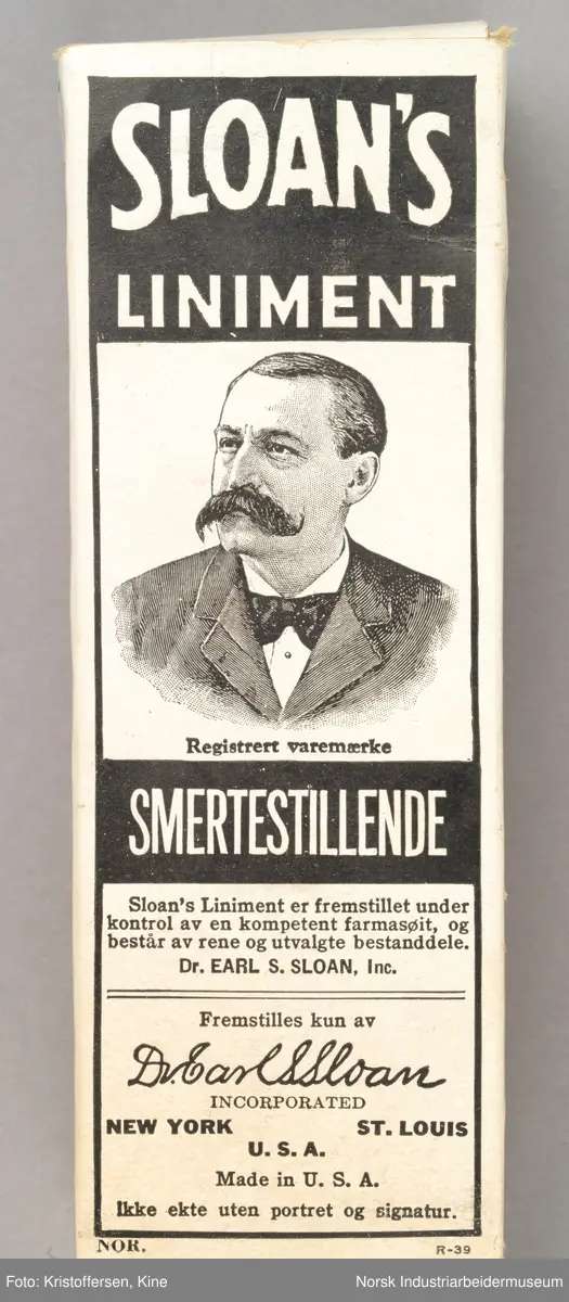 Mann med bart og sløyfe