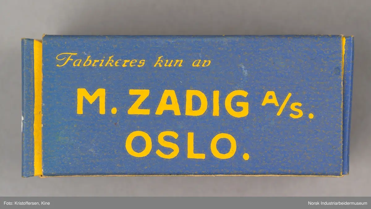 Blå emballasjeeske med gul skrift for M. Zadig`s Fortuna
