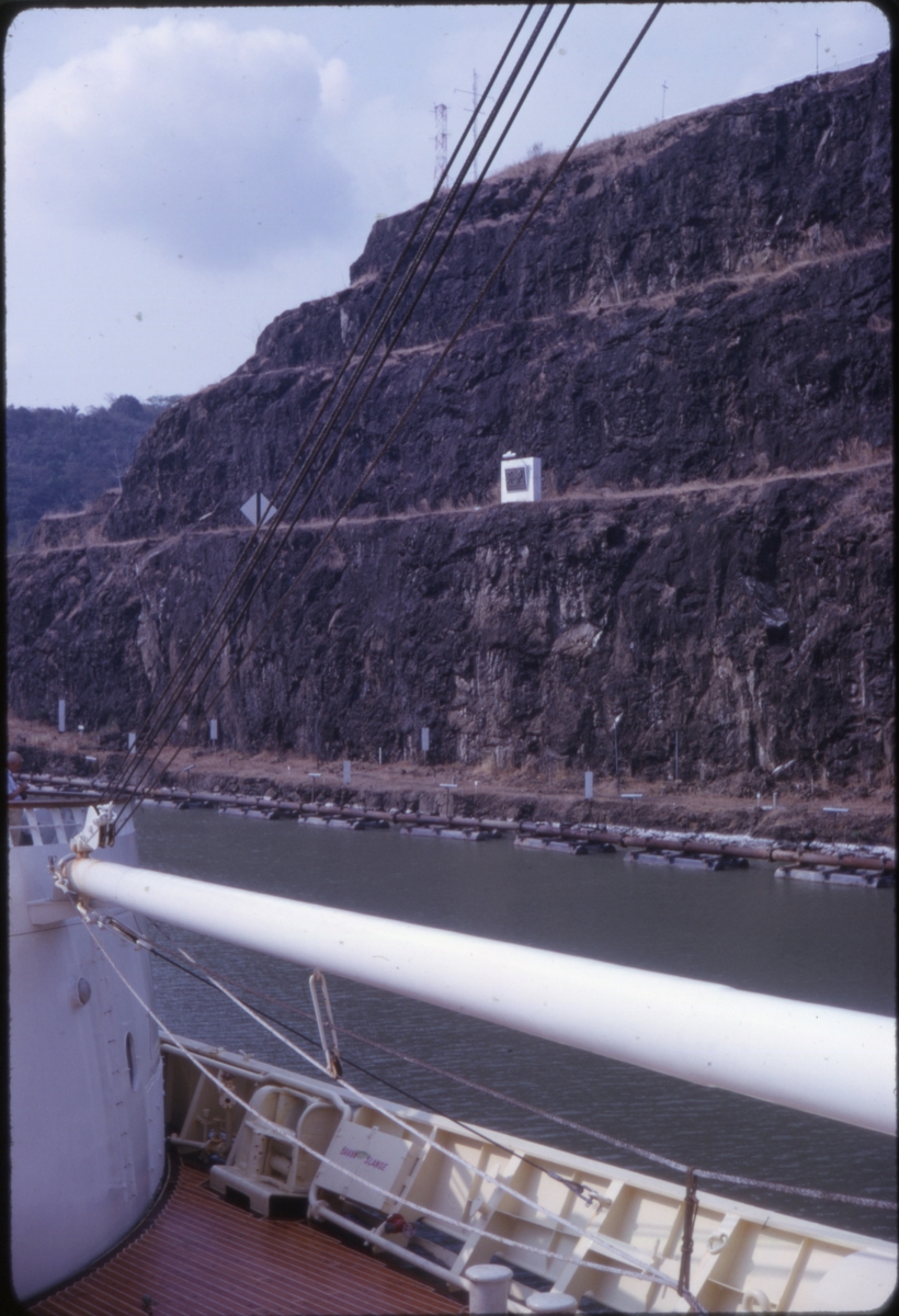 Fjellside langs Panamakanalen sett fra cruiseskipet 'M/S Sagafjord'. 'Sagafjord' Around The World via Africa Cruise 1966.