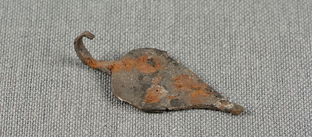 Lövformat hänge av järn med ögla i överkant.