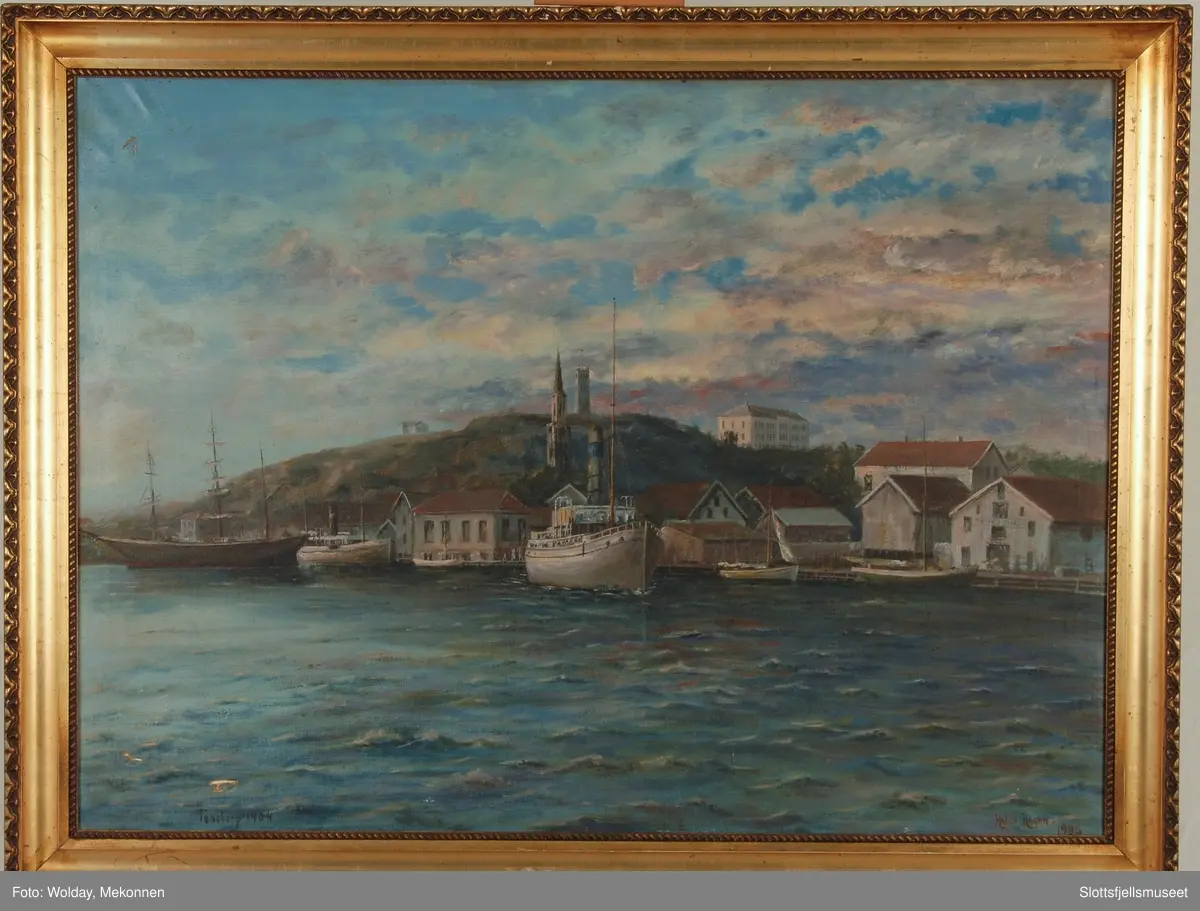 Motiv fra Tønsberg. Slottsfjellet sett fra sjøen. Seilskip og dampskip som ligger ved brygga.