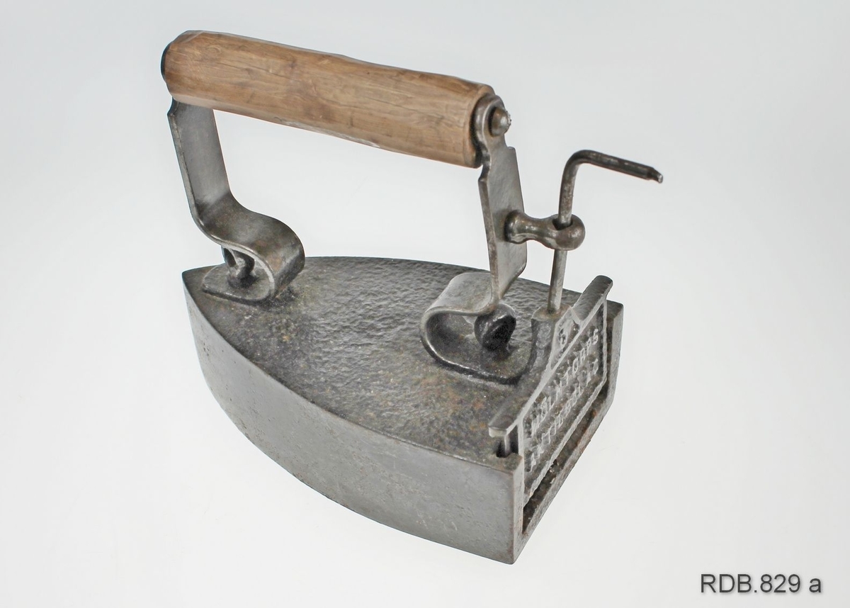 Strykejern i støpt jern. Jernet er innhult med rom for en stein/bolt som kan tas ut og varmes på ovnen. I bakkant på strykejernet er det en luke som går i et spor og som kan løftes opp, slik at steinen kan tas ut/settes inn. Et handtak i tre er festet med skruer til to jern-"stenger" som er festet med skruer til selve jernet. Innstøpt på luka: Mølntorps aktiebolag.