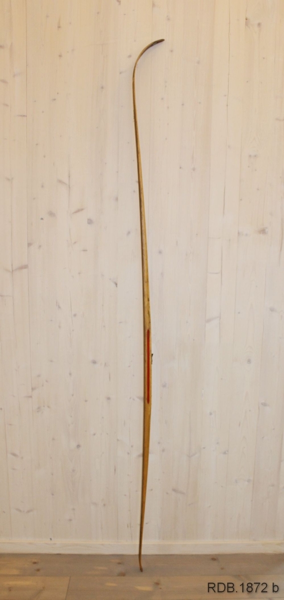 Avsmalende jevnbred ski med liten bue. Bøy uten tupp. Tilspisset brettende.
Dekorert med ei brun stripe på trehvit bunn.

Stempel fra 1960-sesongen på skiet.