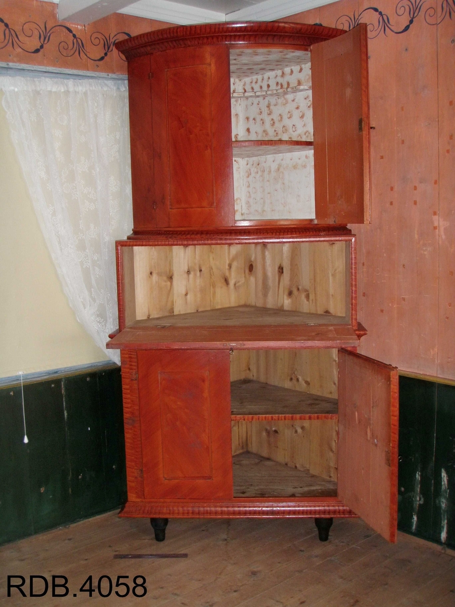 Dette er et kråskap malt i rødt. Det har tre rom, hvor det øverste og nederste er de største. Det øverste rommet har en avrundet front, og to dører. Innvendig har det en hylle, samt en rekke med 12 hakk som man kan henge skjeer osv. i. Rommet er malt med en hvit grunnfarge og noen brune flekker som er lasert på. Dørenes innside er rosa. Det midterste rommet er minst. Det har en firkantet front, og også fremste del av sidene er firkantet. Det har en dør som er hengslet i nerkant. Når den åpnes, faller fren framover og blir som et bord. På utsiden av denne døra er det påskrevet dette; RNDB 1879. RNDB står for Rannei Nilsdatter Bjørnstad. Det midterste rommet er trehvitt, men døras innside er malt rosa. Det nederste rommet har en firkantet front og firkantede sider helt fremst. Rommet har en hylle. Den er trehvit, men kanten på fronten av den, er malt med samme lasering som skapet ellers. Rommet har to skapdører som slås utover. Innsiden av skapdørene er rosa, mens resten av rommet er trehvitt. Alle tre rommene har nøkkellås i dørene, og alle tre nøklene eksisterer fortsatt på kråskåpen. Skapet står på tre føtter; to i front og en i bakerste hjørne.Skapet er lasert med en brunrød farge.