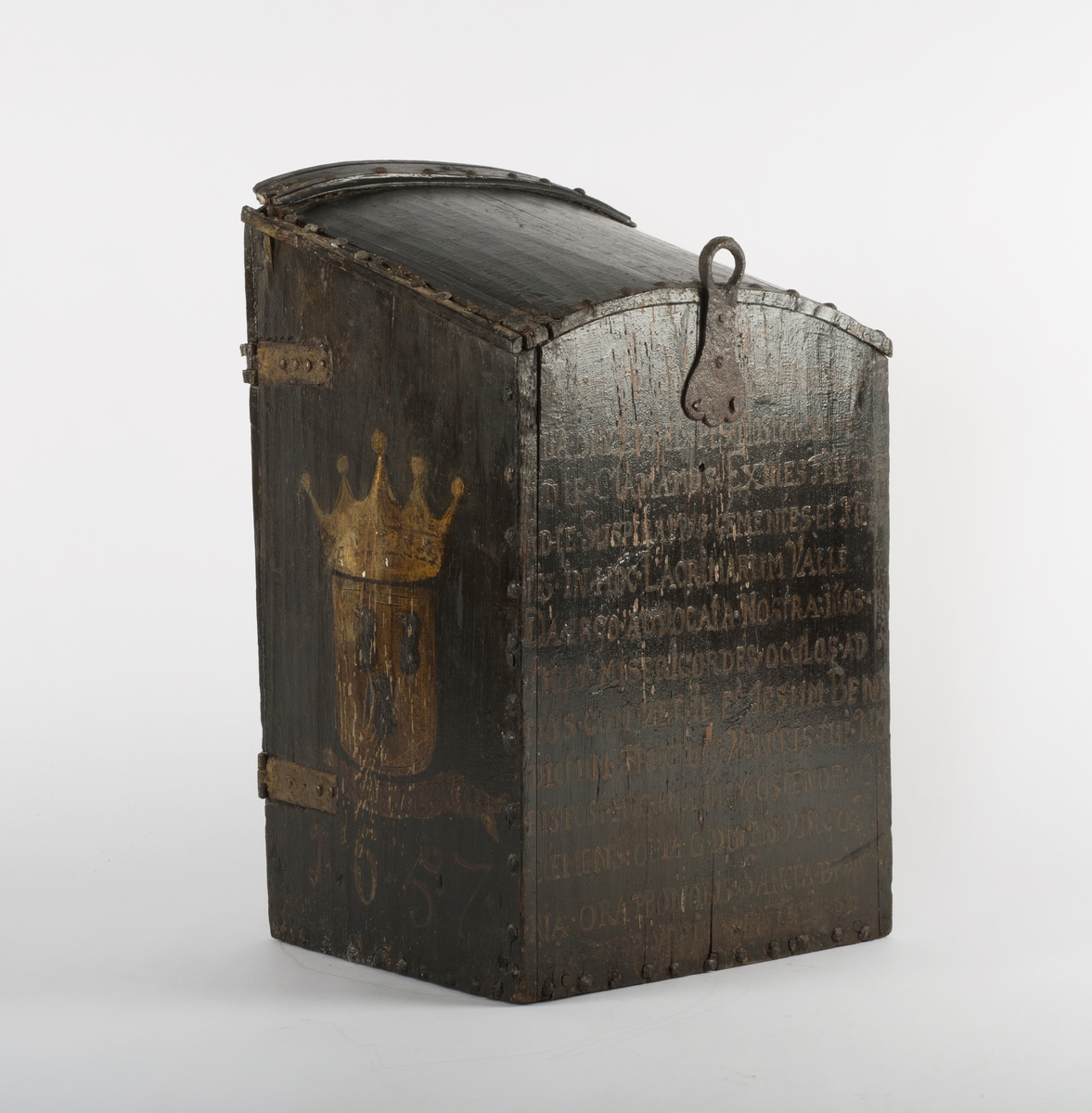 Sortmalt skap med dekor i gull. Bønnetekster på latin, samt Cicignon sitt våpenskjold, og årstallet 1657.



Venstre dør: Utdrag fra følgende bønn:
Ave Maria, gratia plena
Dominus tecum, benedicta tu
In mulieribus et benedictus
Fructus ventris tui Iesus.
Sancta Maria, Mater Dei,
Ora pro nobis peccatoribus,
Nunc et in hora mortis nostrae.
Amen


Norsk:
Hill deg, Maria, full av nåde,
Herren er med deg,
velsignet er du iblant kvinnene,
og velsignet er ditt livs frukt, Jesus.
Hellige Maria, Guds mor,
be for oss syndere,
nå og i vår dødstime.
Amen.

Bak:
Salve, Regina, Mater misericordiæ,
vita, dulcedo, et spe nostra, salve.
Ad te clamamus exsules filii Hevæ,
Ad te suspiramus, gementes et flentes
in hac lacrimarum valle.
Eia, ergo, advocata nostra, illos tuos
misericordes oculos ad nos converte;
Et Jesum, benedictum fructum ventris tui,
nobis post hoc exsilium ostende.
O clemens, O pia, O dulcis Virgo Maria.

Norsk:
Hill deg, Dronning, barmhjertighetens Mor.
Du vårt liv, vår fryd og vårt håp, vær hilset!
Til deg roper vi, Evas landflyktige barn.
Til deg sukker vi med sorg
og gråt i denne tårenes dal.

Se til oss i barmhjertighet, du som går i forbønn for oss.
Og når vår utlendighets tid er forbi,
vis oss da Jesus, ditt livs velsignede frukt.
Du barmhjertige,
du trofaste,
du milde Jomfru Maria.

Latin text
Gloria tibi, Domine,
Qui natus es de Virgine
Cum Patre et Sancto Spiritu
In sempiterna saecula. Amen.	  

English translation
Glory be to you, O Lord,
Born of a Virgin,
With the Father and the Holy Spirit
World without end. Amen.
