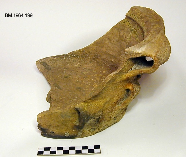 Fra protokollen: 
Keramikkskår. Tykt leirgods, flat bunn, utoverskrånende korpus som ender i en markert brutt kant oppe. Krukka har 4 dekorative ører nede på korpus og (1) og 2 større oppe. En mengde hull går inn i godset i bunnen og fra sidene av bunnen. Krukka mangler glasur, men har partivis (delvis) et slags grønnaktig belegg. Litt over halvparten av bunnen er bevart, men det meste av korpus er slått vekk. Krukka ble funnet i den under BM.1964:198, i merknadene, omtalte Bølebåten.