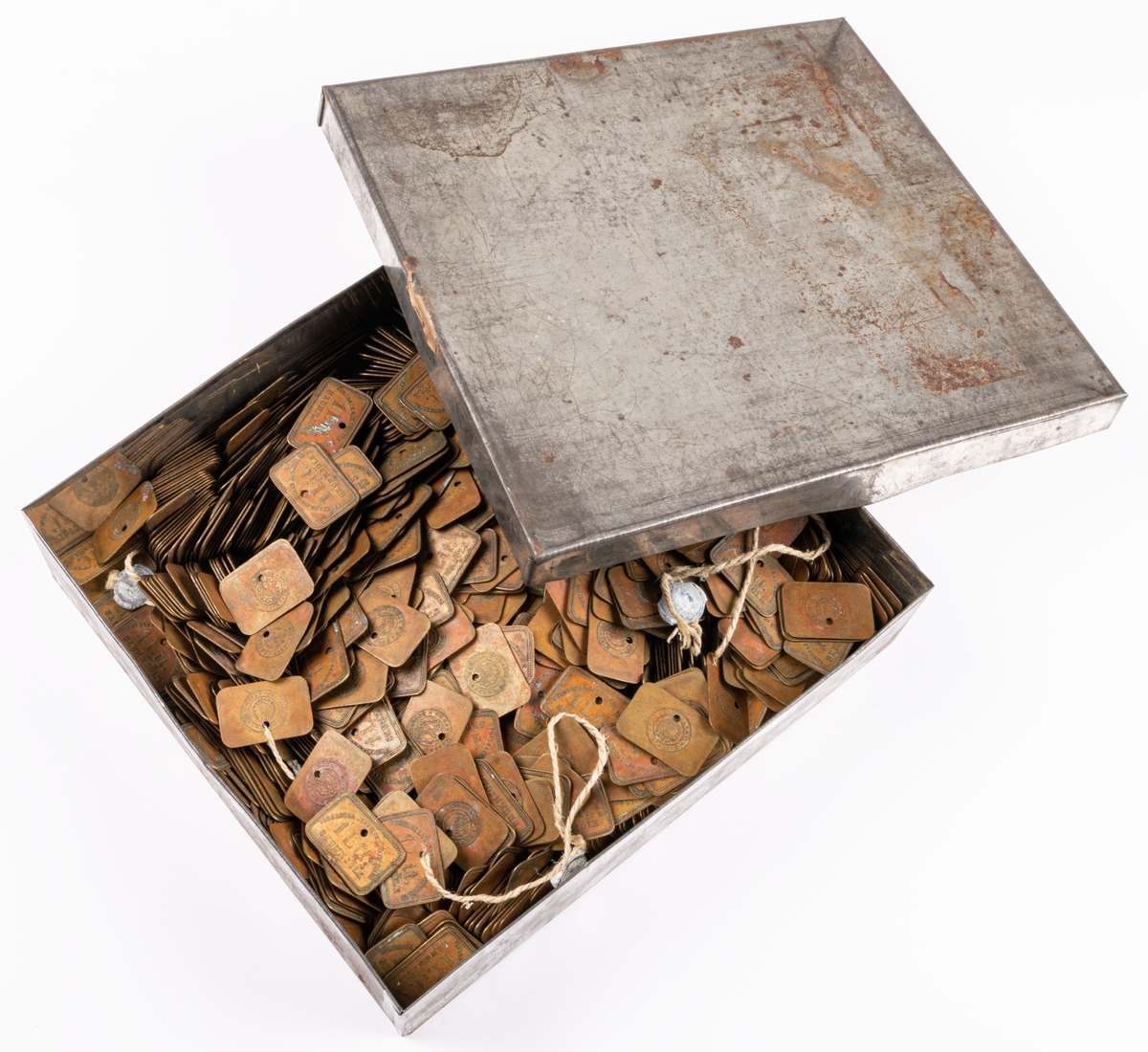 Mjölkpoletter av mässing förvarade i bleckplåtslåda.
Text på de rektangulara brickorna:
FORSBACKA JERNVERKS AKTIEBOLAG 1Lit. SKUMMJÖLK. Poletternas mått: 21 x 32 mm.
Lådan 230x215 mm.