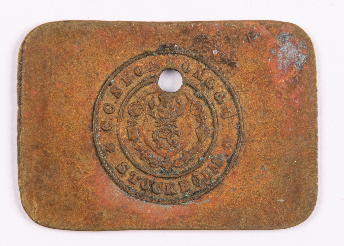 Mjölkpoletter av mässing förvarade i bleckplåtslåda.
Text på de rektangulara brickorna:
FORSBACKA JERNVERKS AKTIEBOLAG 1Lit. SKUMMJÖLK. Poletternas mått: 21 x 32 mm.
Lådan 230x215 mm.