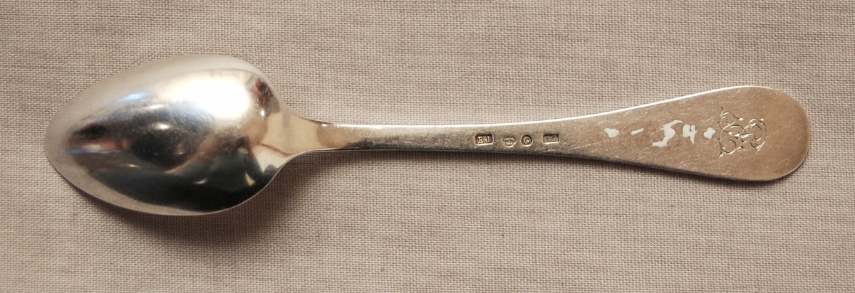 Kaffesked, 16st, silver, Linjeartat ornament på skaftet. Gammal fransk modell.
Stämpel: "EJ", kattfot, "G", "A7".
Monogram: PE.
Gävle 1903.