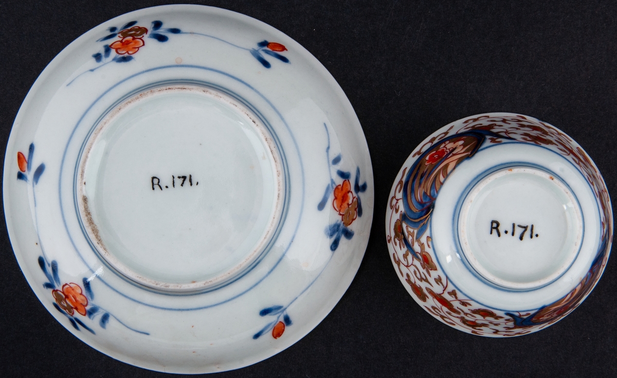 Kopp och fat, kopp utan öra. Vit glasyr med överglasyrmålning i blått, orange och guld. Utan stämpel, kompaniporslin.