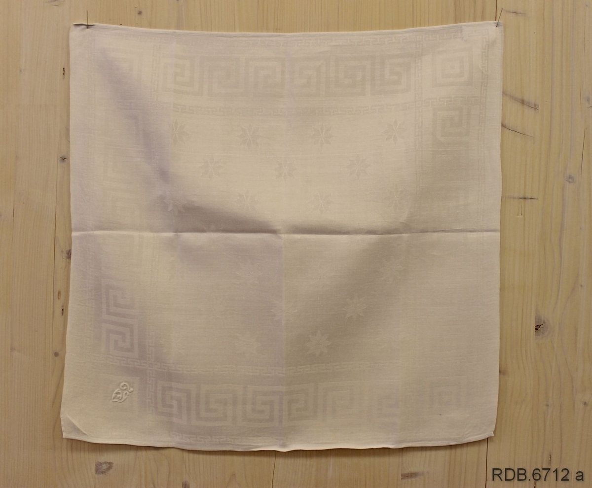 To like, kvadratiske linservietter vevd i dreil. Jare på to sider og smal fald nedsydd med maskin på de to andre. Påbrodert monogram, J.