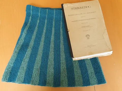 Å lære «omtenksomhet og nevenyttighet ved bruk av strikketøy, nål og om mulig saks»