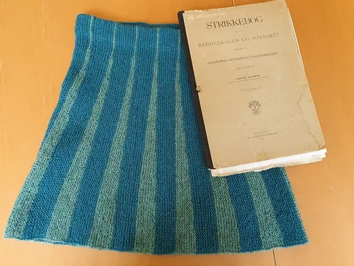 Å lære «omtenksomhet og nevenyttighet ved bruk av strikketøy, nål og om mulig saks»