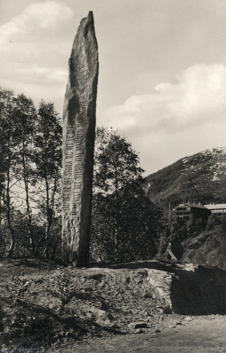 Fotografi av Sivlesteinen på Stalheim. Bautaen vart avduka 20. juni 1909 av Anders Hovden. Den er fem meter høg, og det er innhogd følgjande sitat frå diktet "Tor Foleson": "Og det er det stora og det er det glupa at merket det stend um mannen han stupa". Per Sivle (1857-1904) er spesielt kjend for å ha skrive diktet "Den fyrste songen". Heimstaden hans var ikkje langt frå Stalheim. Fotografen er Normann.

Dette er eit digitalt eksemplar av eit foto frå biletarkivet etter "Norsk Allkunnebok". Fonna Forlag gav ut det nynorske leksikonet "Norsk Allkunnebok" mellom 1948 og 1966. Biletarkivet vart utlånt frå Nasjonalbiblioteket til Nynorsk kultursentrum, og kan kopierast og nyttast av sistnemnde etter avtale frå 2004.

Kjelde:
http://www.vossestrand.no/minnesmerker.htm?DID=733 (Lesedato: 07.07.2020)
https://www.allkunne.no/framside/biografiar/s/per-sivle//102/1119/ (Lesedato: 07.07.2020)