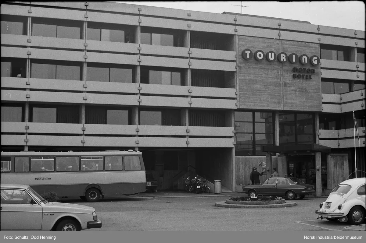 BU (bedriftsutvalget?) på tur til KF (Karmøy Fabrikker?) Et hotell med buss fra Tinn Billag og biler foran.