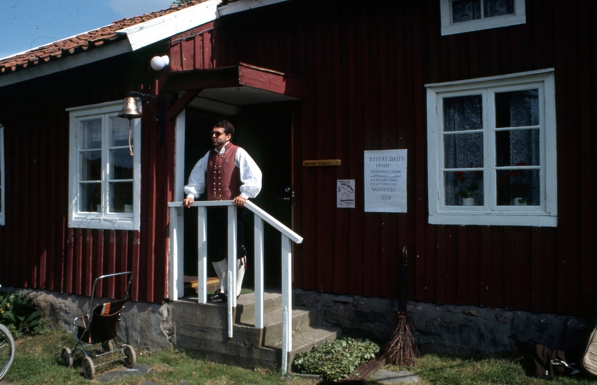 Staffan Bjerrhede, Kållereds Hembygdsgille, inviger hembygdsdagen "Hembygdens år" på Långåker år 1984.