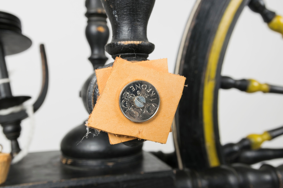 Pedaldrevet hjulrokk. Spindel og hentekrok er plassert i hver sin utsparing under jomfruene.